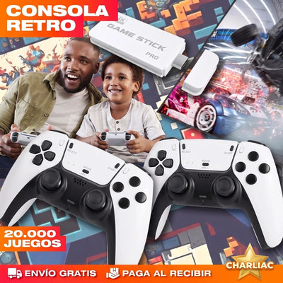 Padre e hijo jugando con la Consola GameStick Pro retro