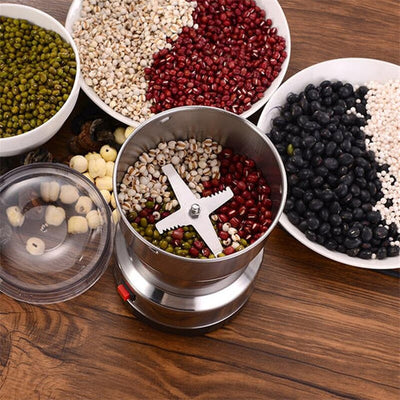 Trituradora de granos con maíz, frijol y cereales alrededor — vista real
