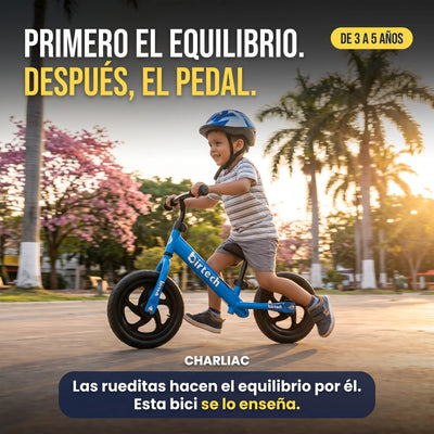 Niño andando en bicicleta de equilibrio azul sin pedales en una plaza de Santa Cruz: primero el equilibrio, después el pedal