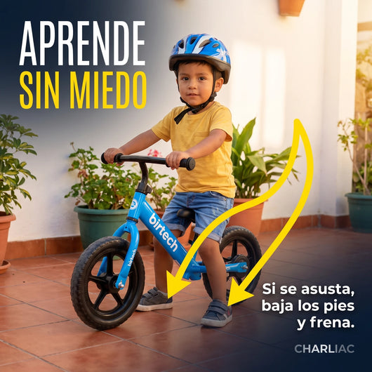 Niño sentado en bicicleta de equilibrio con los dos pies apoyados en el piso: aprende sin miedo