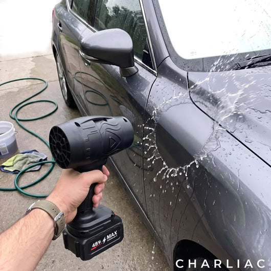 Soplador Inalámbrico Pro secando el agua de la puerta y el espejo del auto después del lavado