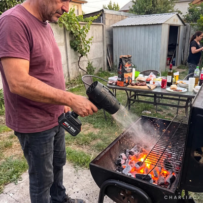 Soplador Inalámbrico Pro prendiendo el carbón de la parrilla en el patio