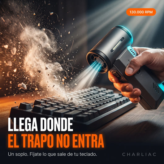 Soplador turbo sacando polvo y migas de un teclado — llega donde el trapo no entra